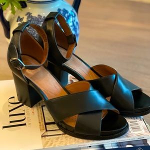 Clarks ✨ LIKE NEW! Black Strappy Heels w/ Ankle Strap Sz 10